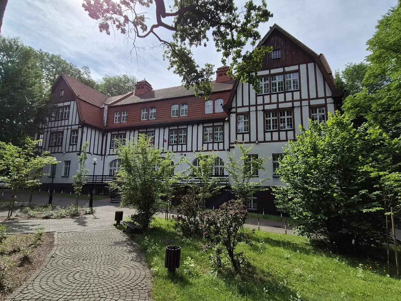 Dawne Sanatorium Spółki Brackiej w stylu szwajcarskim, z drewnianymi zdobieniami i spadzistym dachem